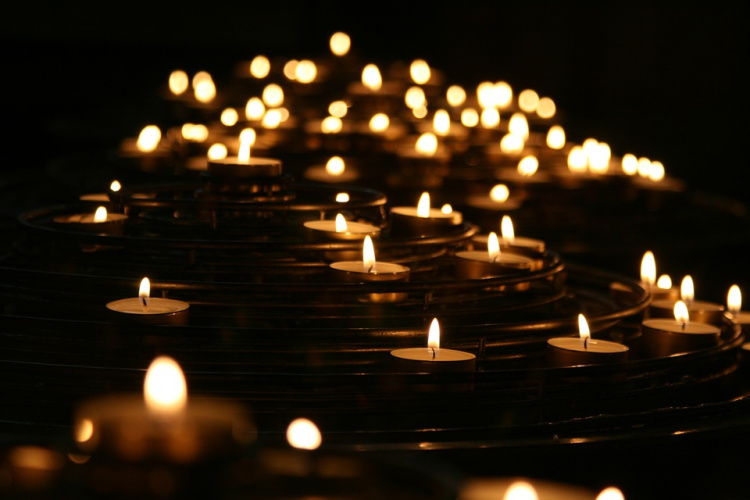 Earth Hour -messu Paljon tuikkukynttilöitä palamassa.