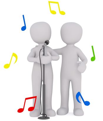 Kaksi laulajaa seisoo mikrofoonin edessä ja ympärillä on nuotteja