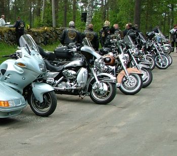 Motoristikirkko Motoristejä ja moottoripyöriä Syvännniemen kirkon pihalla