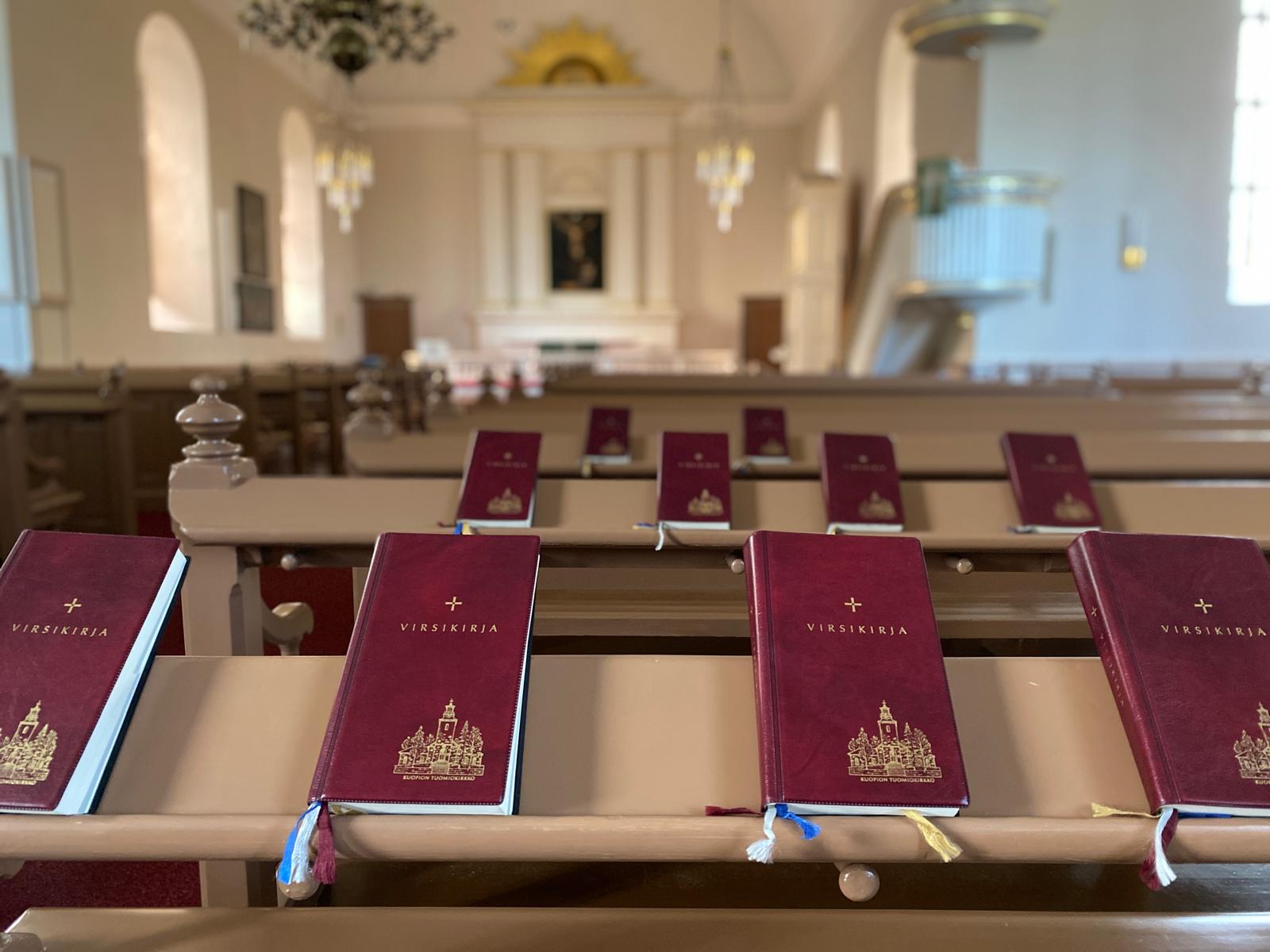 Virsikirkoja kirkonpenkissä
