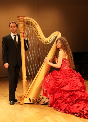 Kesäillan musiikki Baritoni Petteri Lehikoinen ja harpisti Lily-Marlene Puusepp.