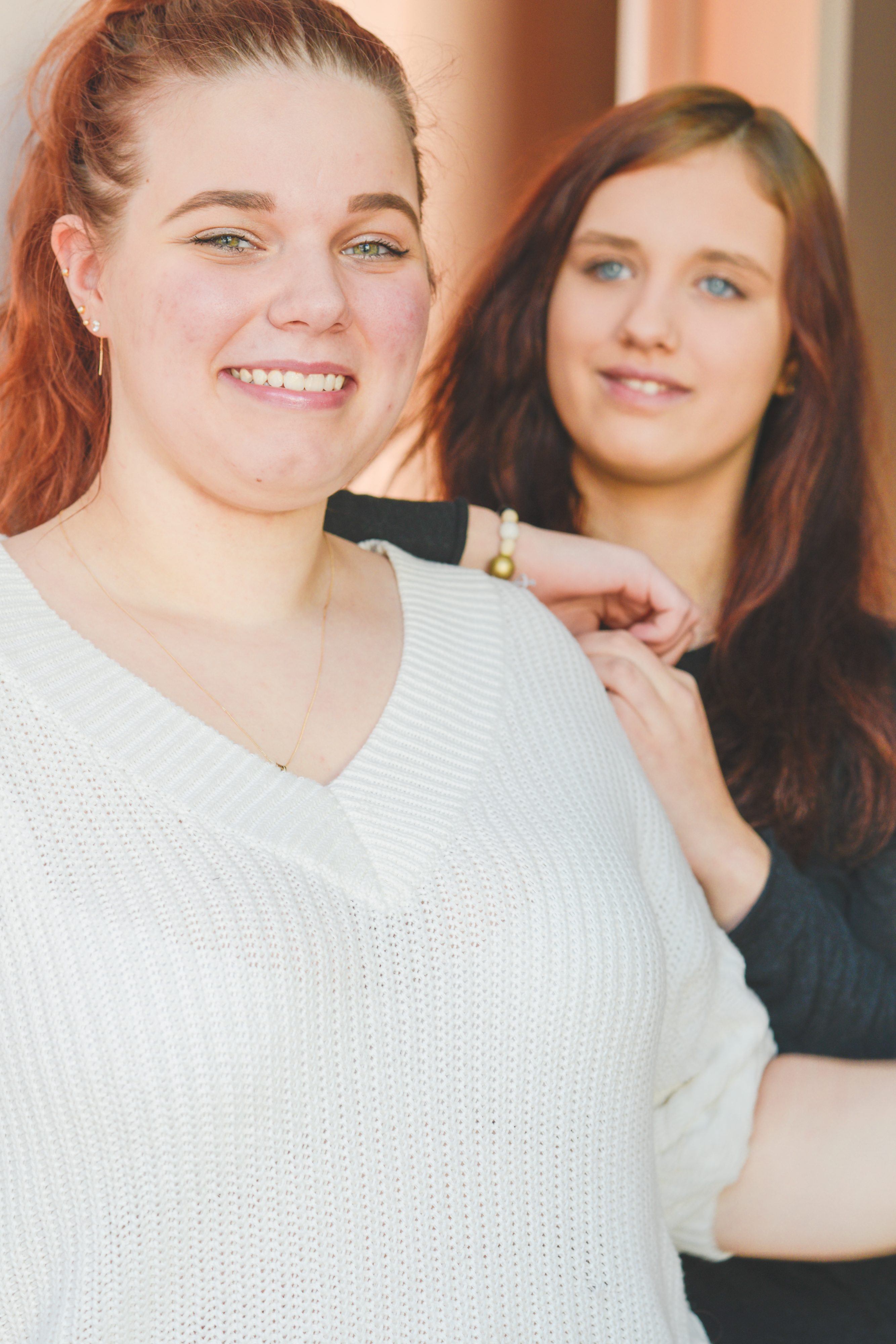 Nuorten ryhmänohjaajakoulutus Kaksi ryhmänohjaajaa hymyilee.
