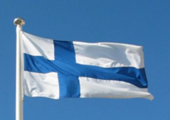 Suomen lippu liehuu tangossa.