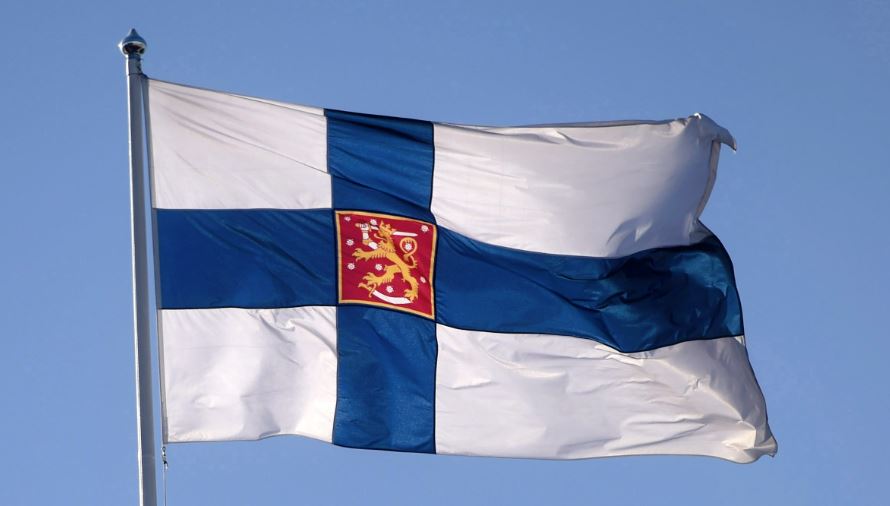 Suomenlippu salossa.