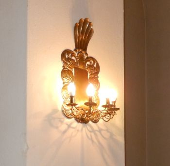 Kirkon seinällä oleva lamppu (valaisin).