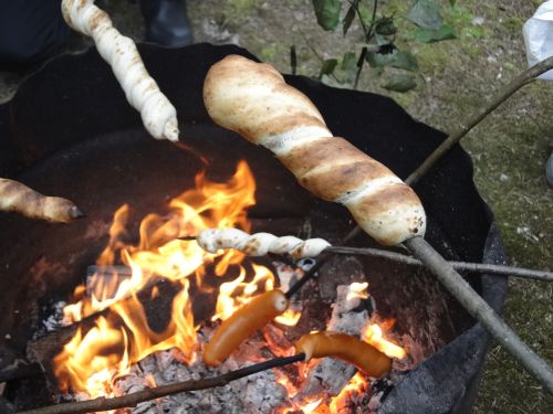 Puijon kierros Tikkupullien paisto nuotiolla