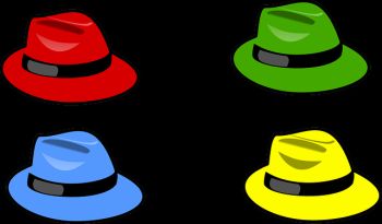 Punainen, suninen, vihreä ja keltainen hattu