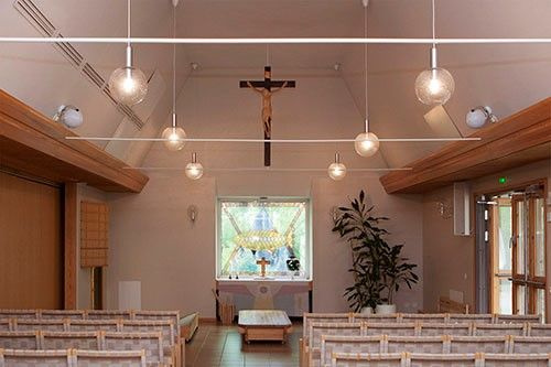 Kansanlaulukirkko Vehmasmäen kappelin kappelisali , risti altarin yläpuolella.