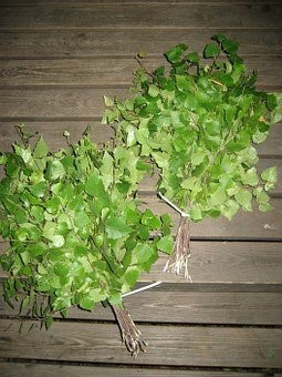 Miesten Sauna ja Sanailta kaksi vihreää saunavihtaa