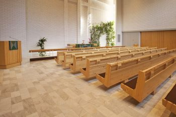 Kirkkosalin penkkirivistö alttarille päin.