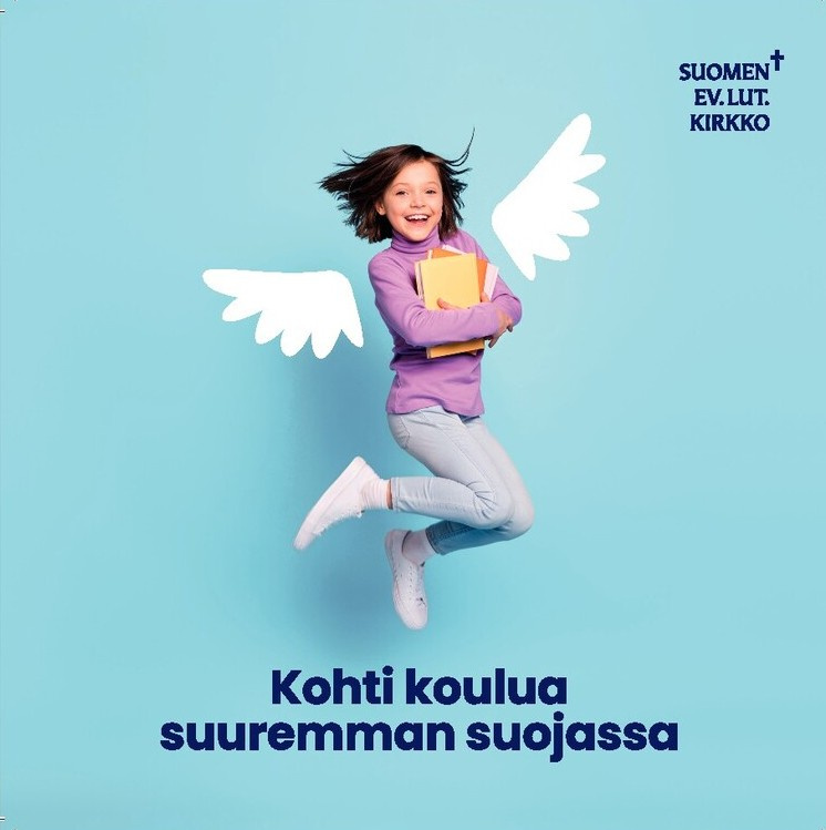 Koulutielle siunaaminen Lapsella kirjat sylissä ja suojelussiivet selässä.