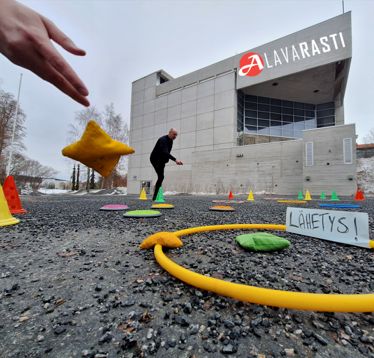 AlavaRasti Pihapelejä Alavan kirkon sisäpihalla.
