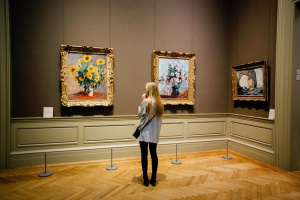maalausten katselua museossa