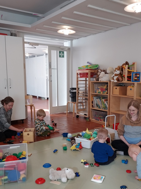 Perheaamu Perheaamu yläkerrassa