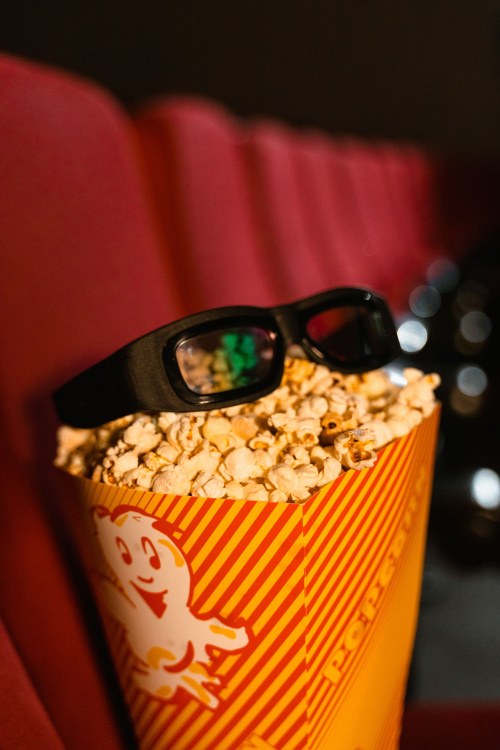Kuvassa popcornit ja aurinkolasit niiden päällä