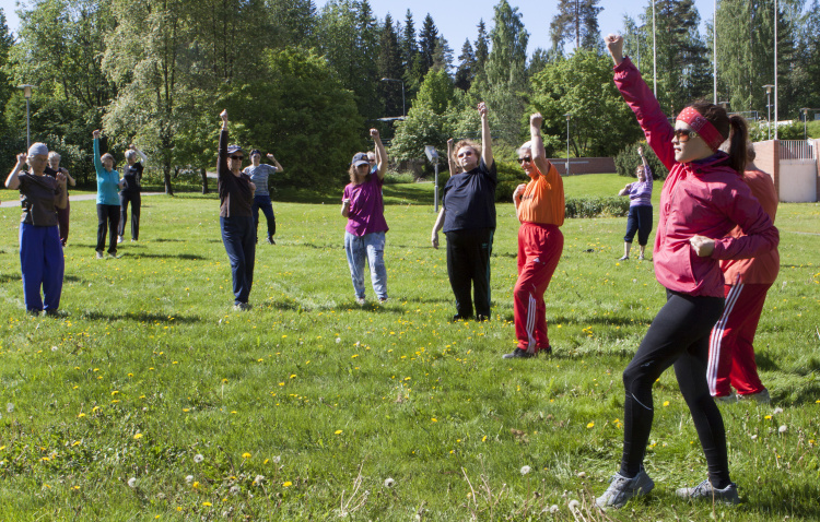 Puistojumppa Puistojumppaa Pyhän Johanneksen kirkon pihalla.