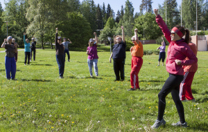 Puistojumppa kesällä kirkon pihalla
