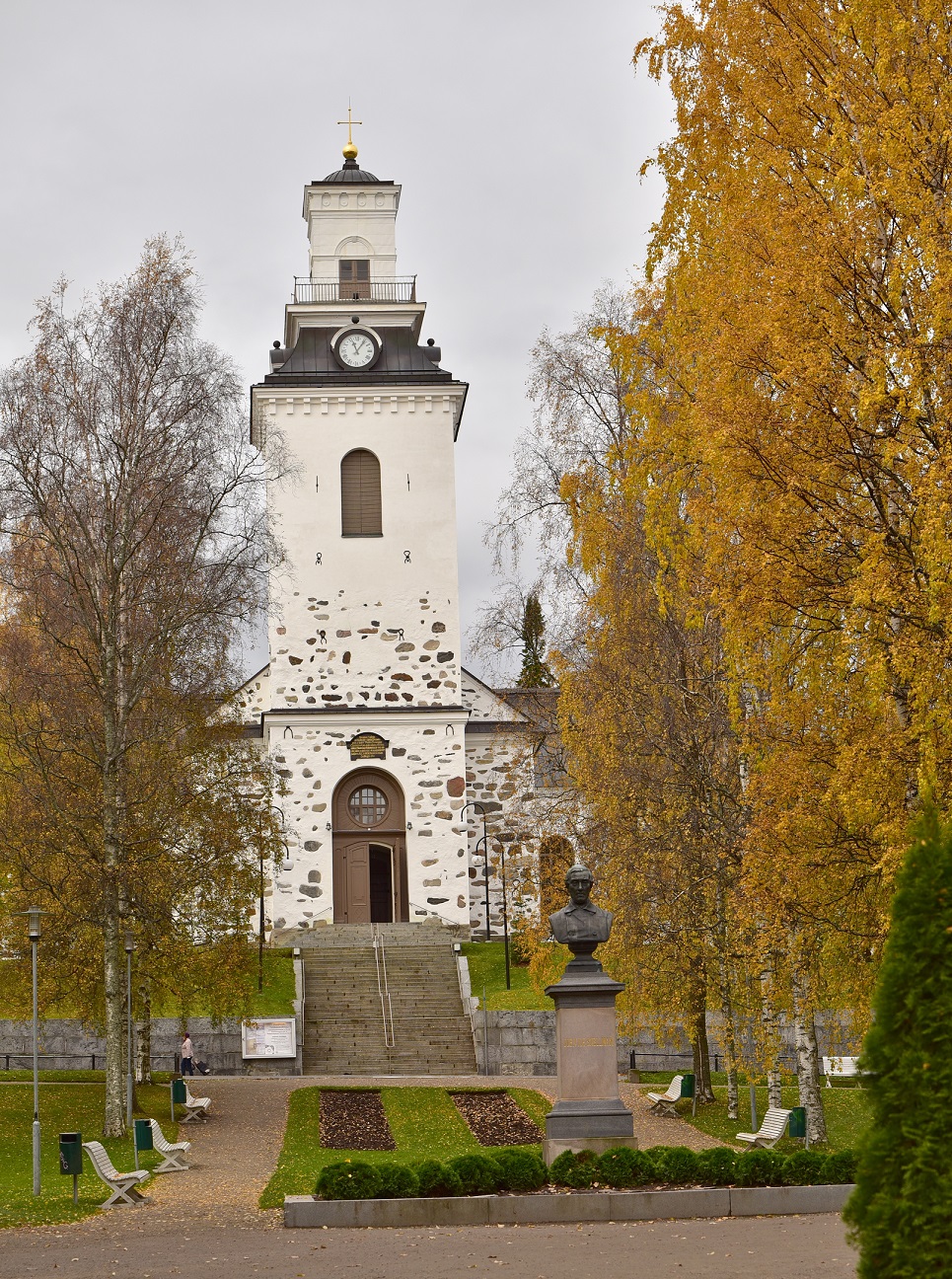 Kuopion tuomiokirkko Kuopion tuomiokirkko ja etualalla Snellmaninpuisto syksyisessä maisemassa.