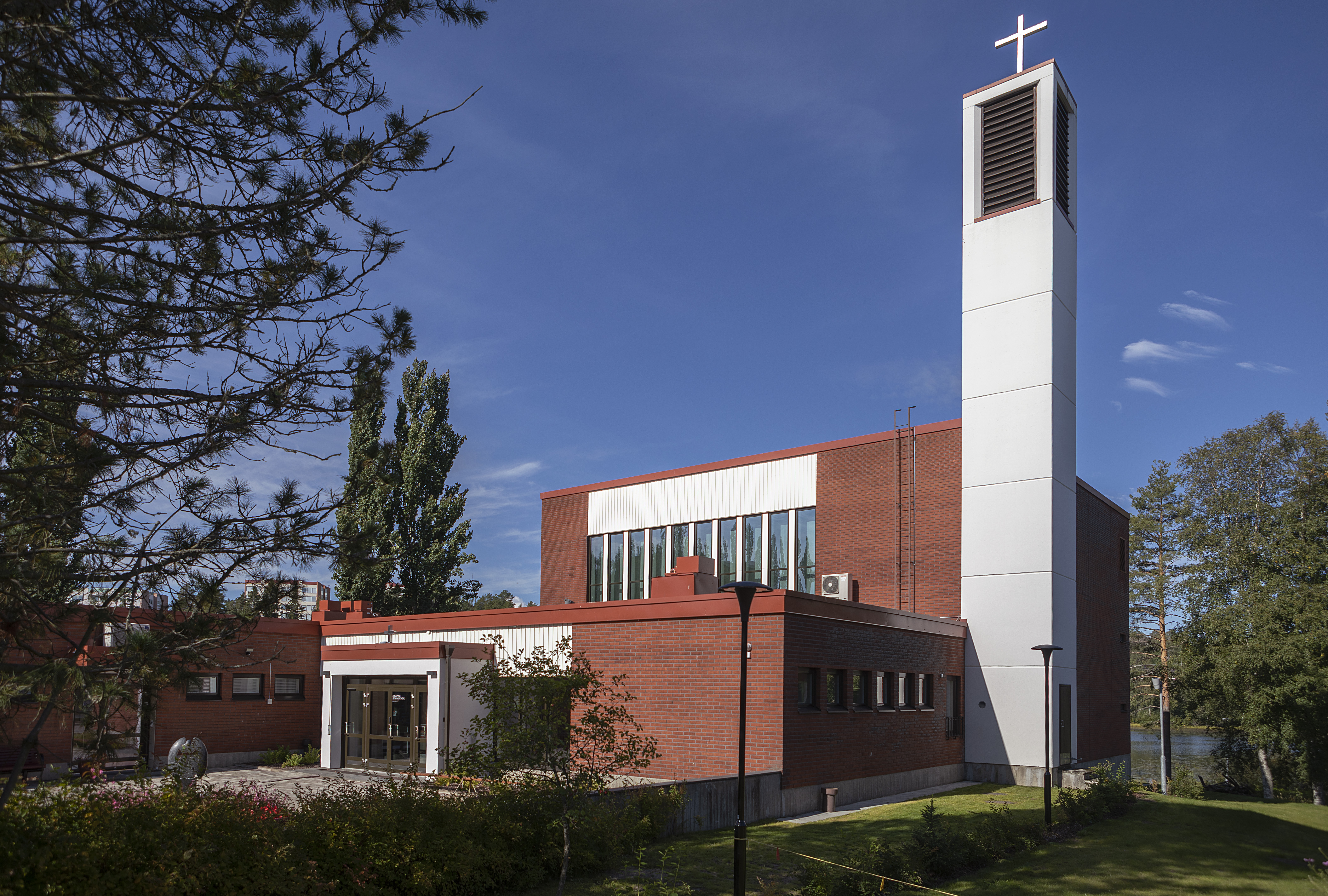 Puijon kirkkopiha ja kirkon torni syksyllä 2020
