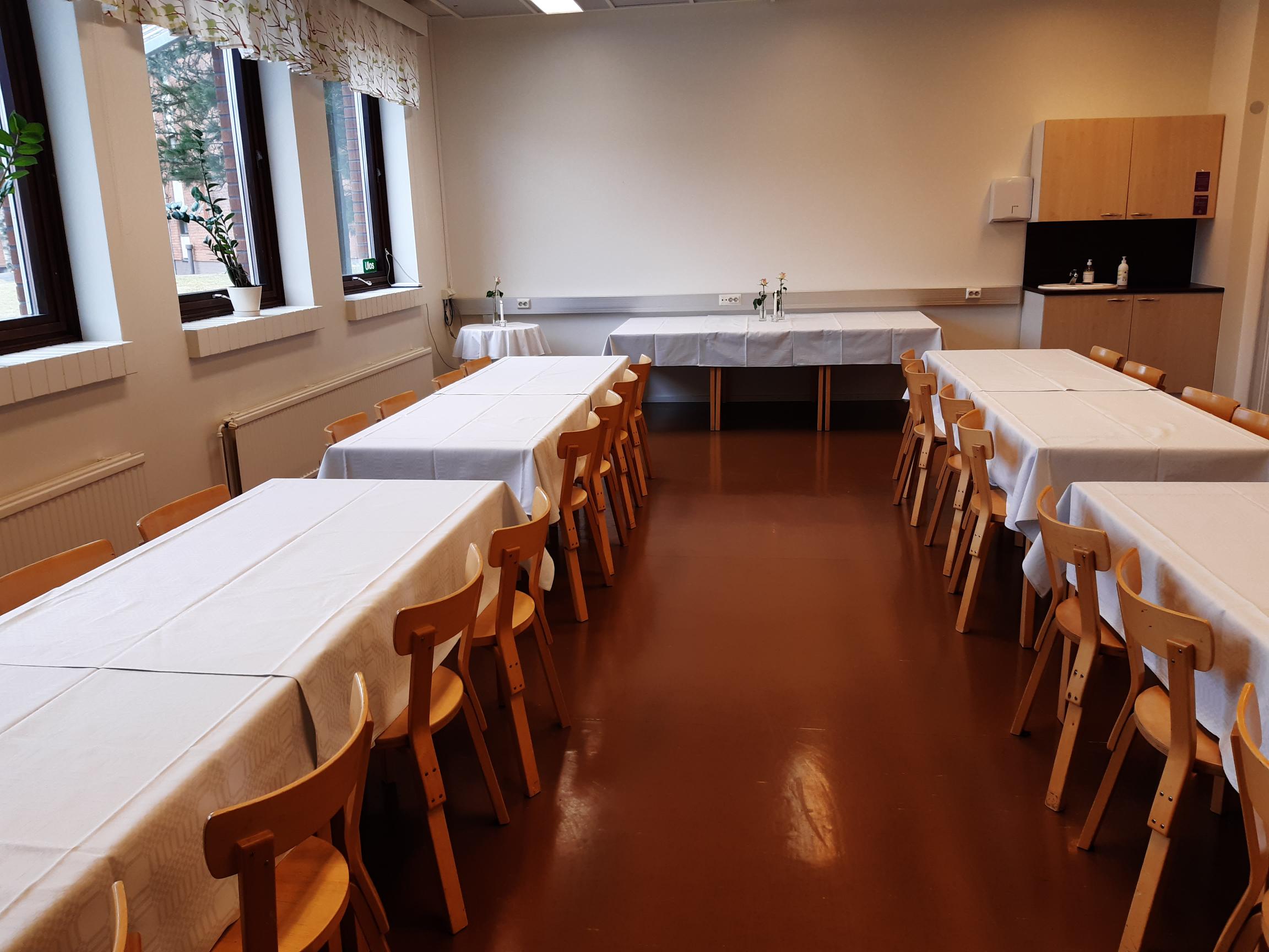 Puijon kirkon kerhohuone 4 Pöytäistumapaikkoja 20 henkilölle