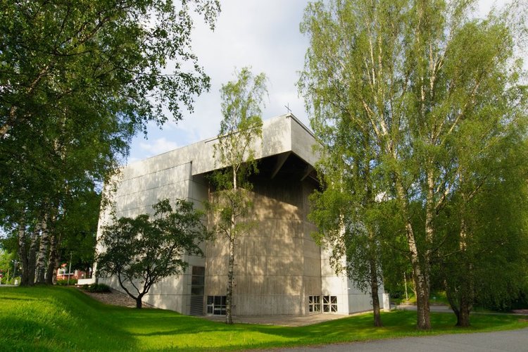 Alavan kirkko kesällä.