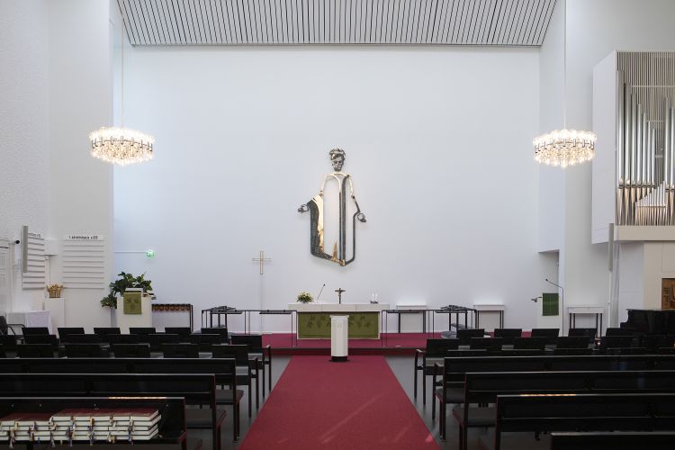 Puijon kirkon kirkkosali Puijon kirkkosali kuvattuna ovelta, josta näkyy alttarille