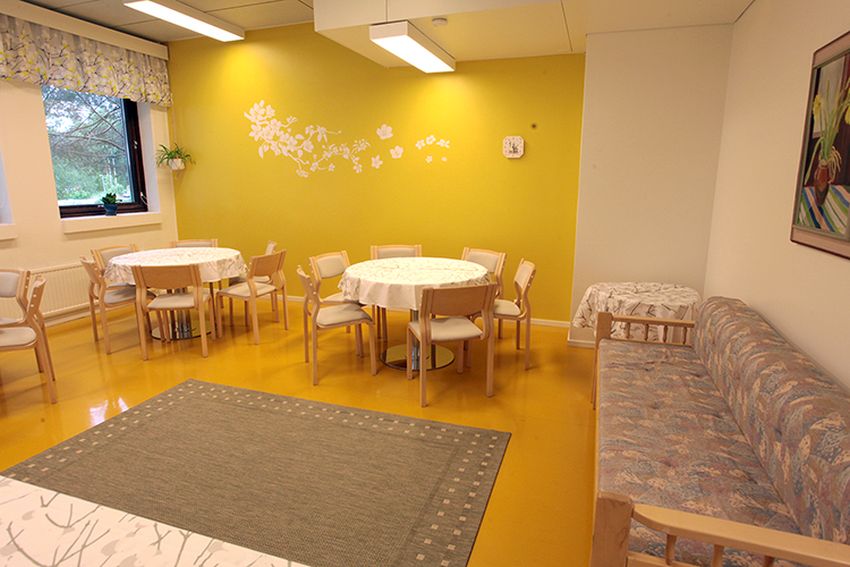 Puijon kirkon Ystävän kammari Kolme pyöreää pöytää ja sohva