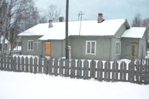 Pitkärannan entinen musiikkikoulu talvella lumen keskellä.