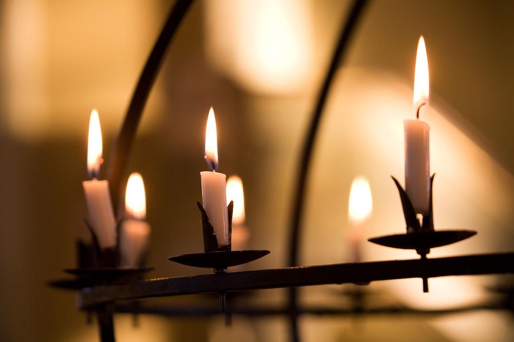 kynttilöitä adventin aikaan