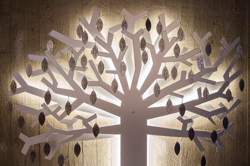 Alavan kirkon metallinen kastepuu, jossa metalliset lehdet. Suunnittelija Jenni Rutonen.