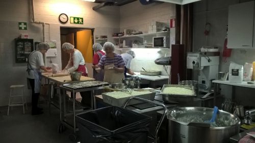Vapaaehtoiset leipomassa ruokaa.