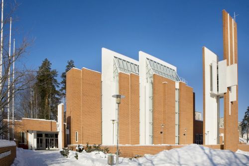 Männistön Pyhän Johanneksen kirkko Pyhän Johanneksen kirkko talvisessa auringonpaisteessa
