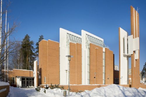 Pyhän Johanneksen kirkko talvisessa auringonpaisteessa