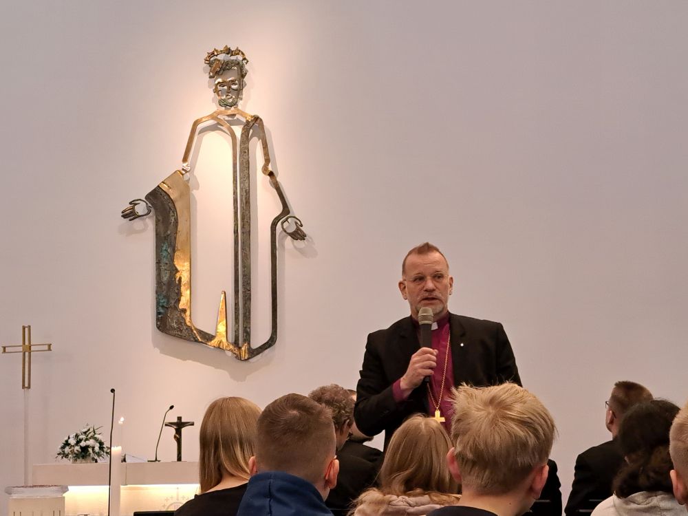Piispa Jari Jolkkonen ja koululaisia Puijon kirkossa