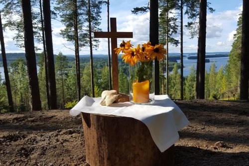 Alttari Puijonnokan laavulla