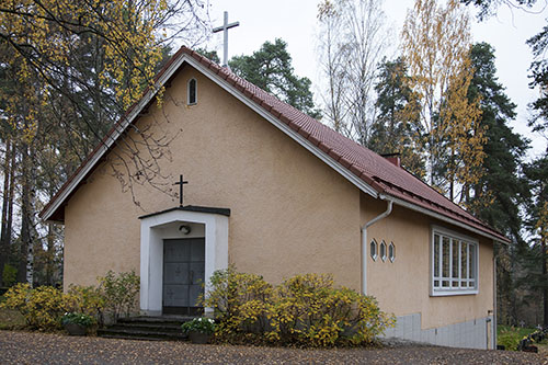 Flodbergin kappeli pääsisäänkäynnin puolelta syksyisenä päivänä.