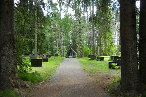 Kesäinen näkymä siunauskappelille pääsisäänkäynniltä päin.