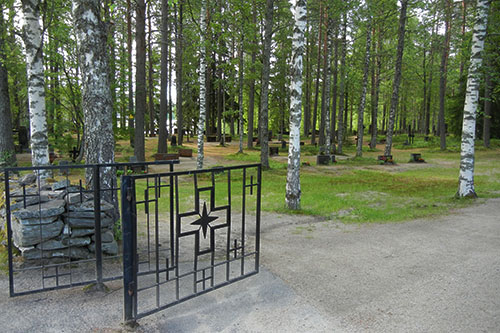Hautausmaan ristiaiheinen portti ja keväinen näkymä hautausmaan vanhimmalle osalle.