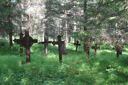 Vanhoja rautaristejä hautausmaan metsäisellä osalla.
