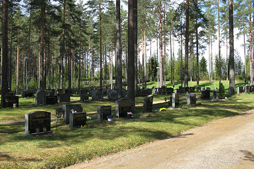 Hautakivirivistöjä männikköisellä hautausmaalla.