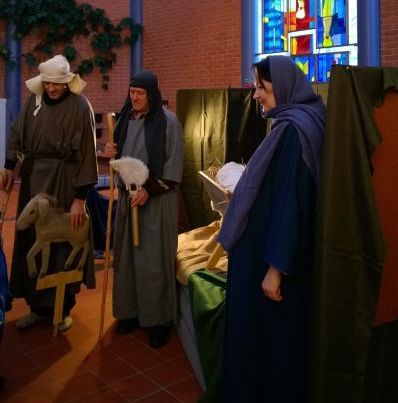Näytelmän esittäjät Juankosken Ylösnousemuksen kirkossa.