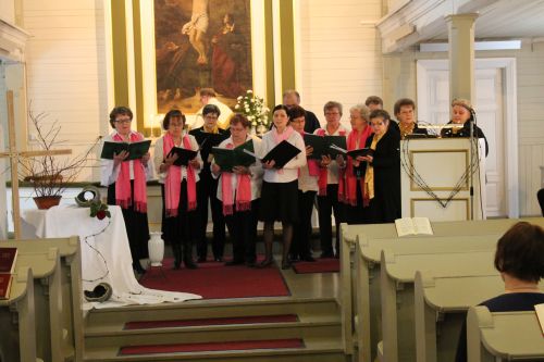 Kuoro laulaa Tuusniemen kirkossa.