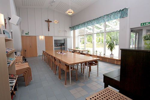 Neulamäen kirkon takka-aula Neulamäen kirkon takka-aula