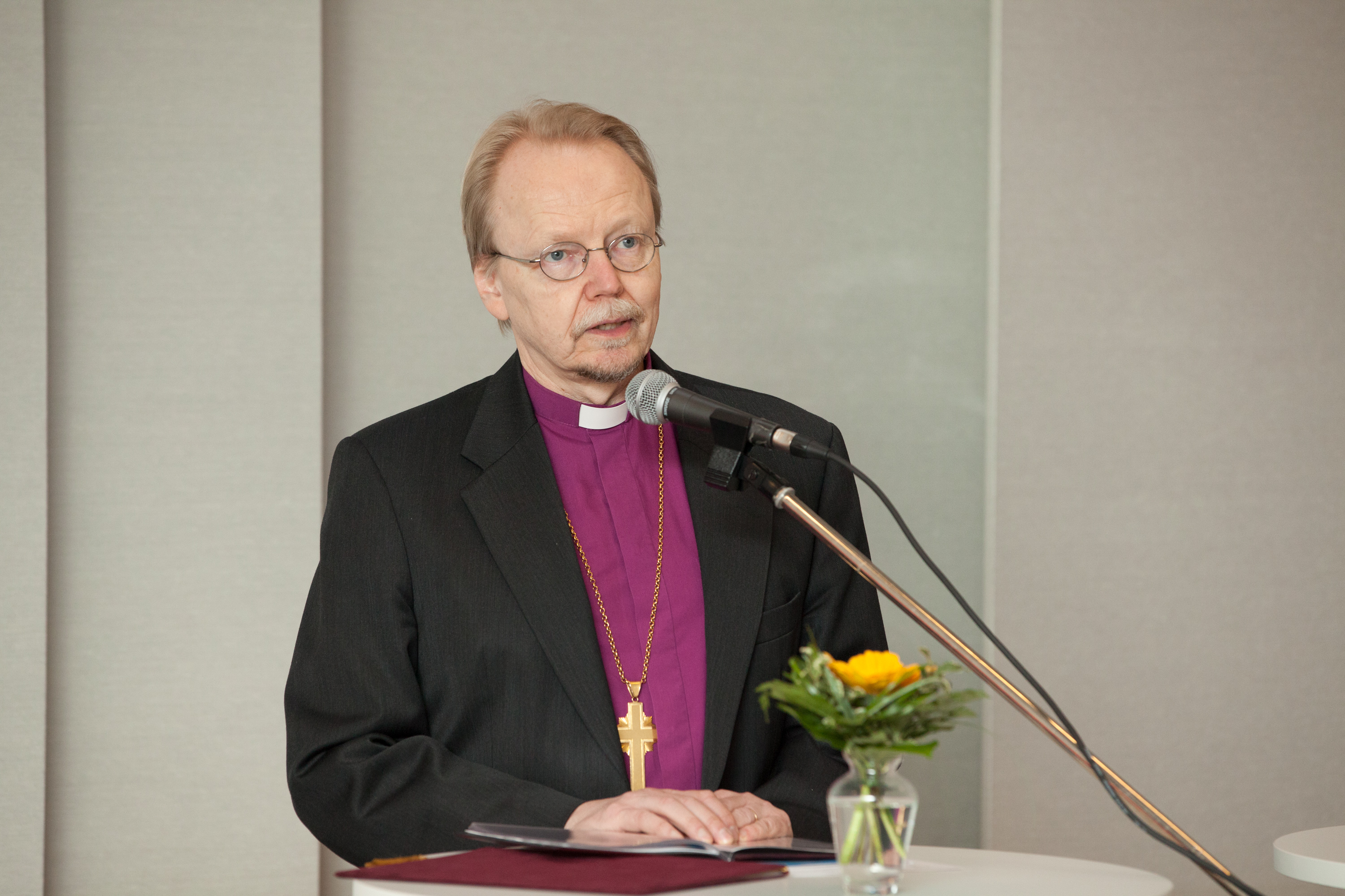 kuvassa arkkipiispa Kari Mäkinen