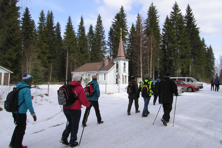 Kuvassa ihmisiä pääsiäisvaelluksella