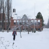 kuvassa Puijon kirkko talvella