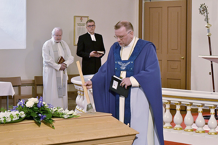 Piisa Jolkkonen siunaamassa emerituspiispa Sihvosta, taustalla Matti Järveläinen ja Ilpo Rannankari