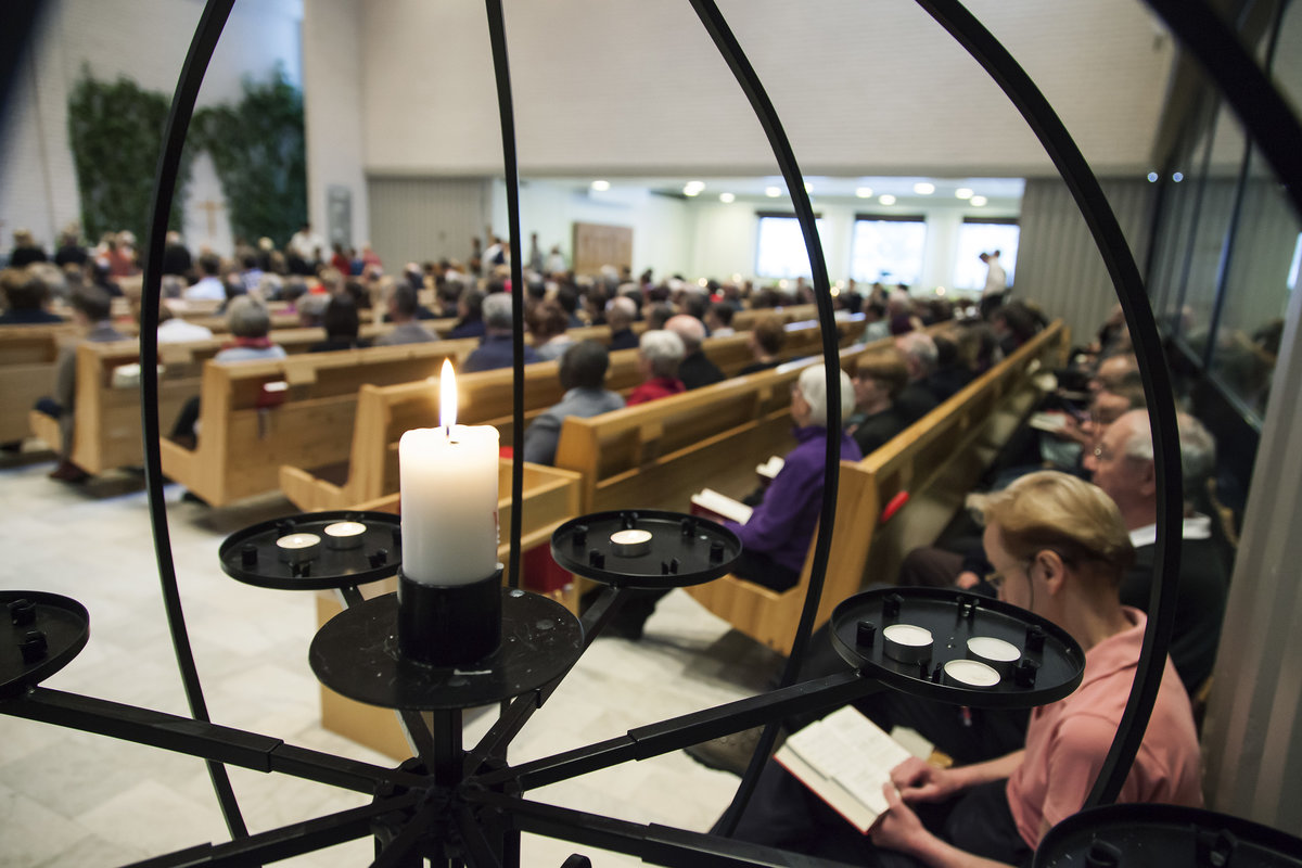 kuvassa adventtimessun viettäjiä ja kynttelikkö