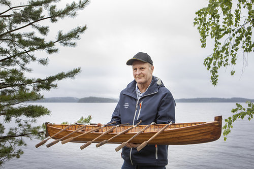 Vehmersalmen vesitiekirkon votiivilaivan on rakentanut Jorma Konttinen. Kuvassa rakentaja ja vene rannalla.