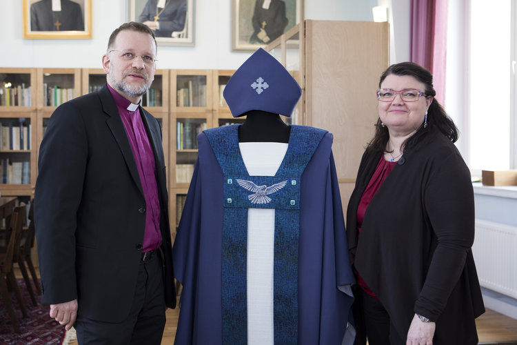 kuvassa piispa Jari Jolkkonen, Helena Vaari ja uusi piispankaapu
